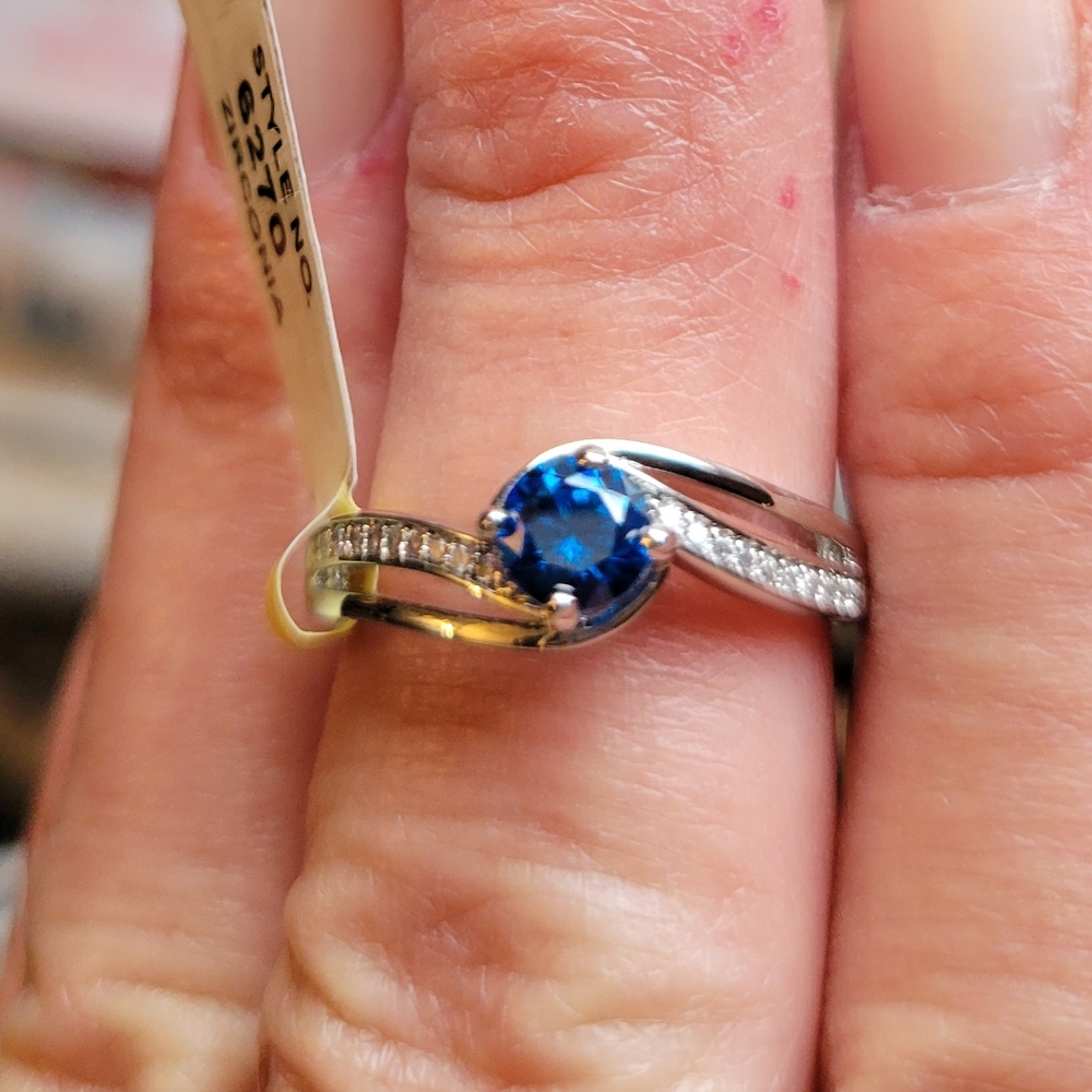 Women size 8 blue cubic zirconia ring stainless well made